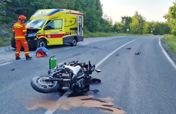 Motorist je zapeljal na  nasprotno  stran  ceste in  trčil  v  reševalno  vozilo. 