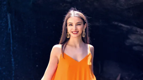 Svet čaka, da ga osvojite in obarvate z optimistično in seksi 
oranžno.