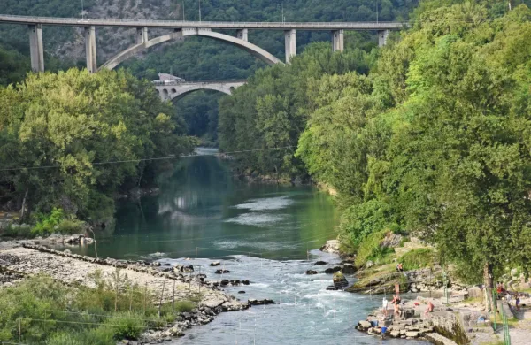 Območje starega jezu (levo) in začetka kajakaške proge (desno) je 
že te dni predmet kopalnih izvidnic tistih, ki jih Soča privlači.