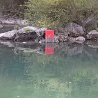 Takšni znaki so razporejeni na priljubljenih vstopnih mestih v Sočo. Ko voda 
doseže rdečo barvo, je to treba vzeti enako resno kot luč na semaforju.