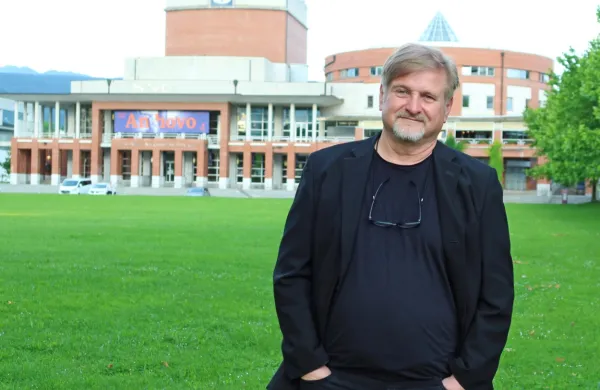 Mirko Vuksanović pred novogoriškim gledališčem, ki ga je prvo 
spodbudilo k skladanju glasbe za teater.