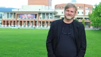 Mirko Vuksanović pred novogoriškim gledališčem, ki ga je prvo 
spodbudilo k skladanju glasbe za teater.