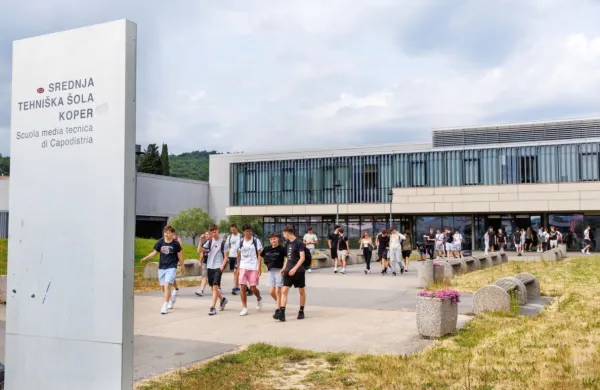 Na Srednji tehniški šoli Koper izvajajo programa avtoserviser in 
inštalater strojnih inštalacij, ki sta uvrščena med deficitarne 
poklice. Vpisani imajo možnost pridobiti štipendijo.