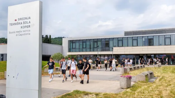 Na Srednji tehniški šoli Koper izvajajo programa avtoserviser in 
inštalater strojnih inštalacij, ki sta uvrščena med deficitarne 
poklice. Vpisani imajo možnost pridobiti štipendijo.