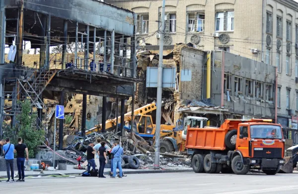 Medtem ko se Rusija in Ukrajina neuspešno pogajata o premirju, je 
v zadnjih dneh ruska vojska nekajkrat srdito napadla Kijev (na 
fotografiji) in več drugih ukrajinskih mest.