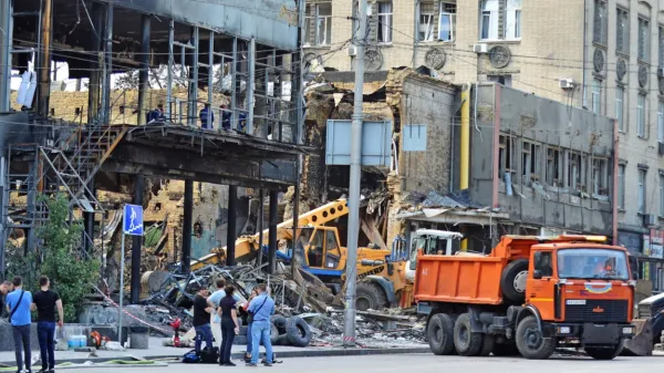 Medtem ko se Rusija in Ukrajina neuspešno pogajata o premirju, je 
v zadnjih dneh ruska vojska nekajkrat srdito napadla Kijev (na 
fotografiji) in več drugih ukrajinskih mest.