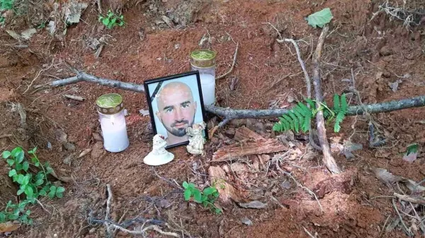 Danijela  Božića  so   člani združbe   umorili    na Gorenjskem  in ga  
zakopali  v  gozdu.