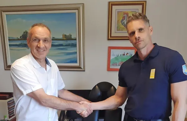 Novi poveljnik brigade Jan Brodar (desno) se je zahvalil svojemu 
predhodniku Denisu Glavini, ta pa mu je zaželel srečno in uspešno 
delo.