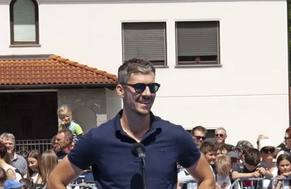 Goran Dragić med otvoritvijo prenovljenih igrišč v Ilirski Bistrici