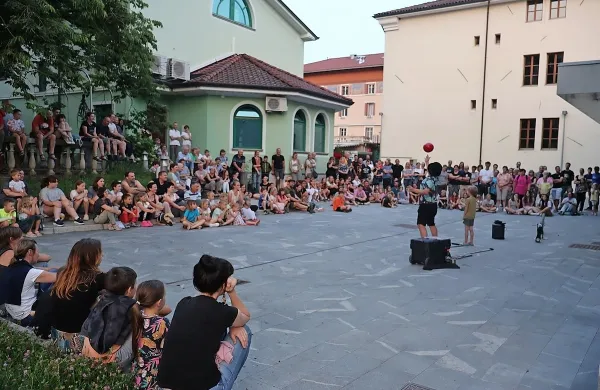 V Tolminu bodo glavno prizorišče s starega trga  selili na akustično boljši Mestni trg.  

