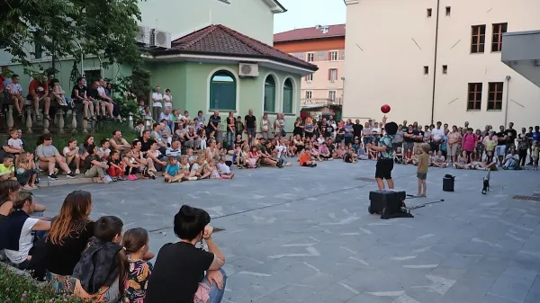 V Tolminu bodo glavno prizorišče s starega trga  selili na akustično boljši Mestni trg.  

