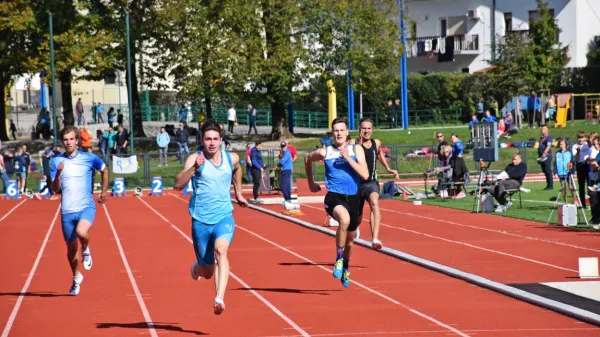 Andrej Skočir (v sredini) je bil najboljši Slovenec v teku na 200 
metrov. 