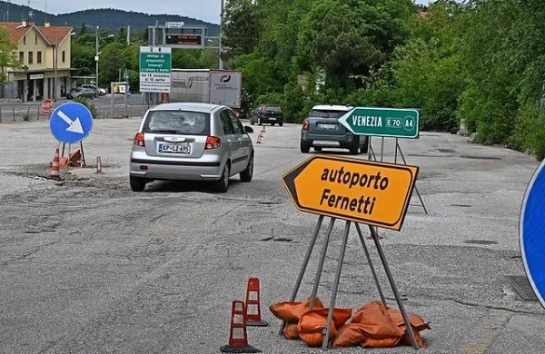 Vsa vozila morajo po prehodu meje čez nekdanje parkirišče, na 
koncu pa izberejo smer: ali proti Opčinam in Trstu, Repentabru ali 
pa na avtocesto.