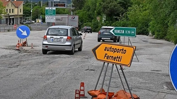 Vsa vozila morajo po prehodu meje čez nekdanje parkirišče, na 
koncu pa izberejo smer: ali proti Opčinam in Trstu, Repentabru ali 
pa na avtocesto.