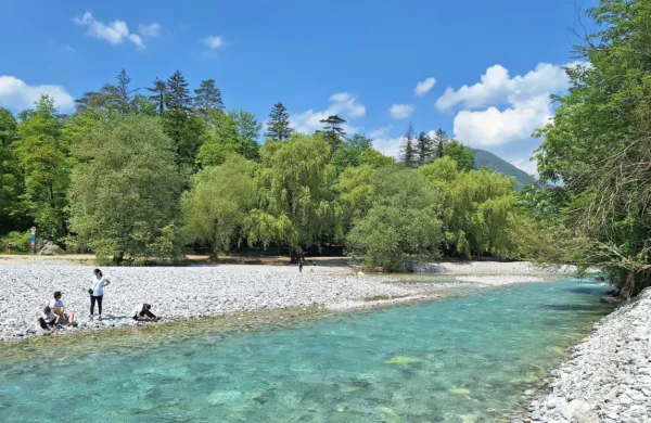          O vročinskem valu  na Primorskem govorimo, ko je    tri dni   
povprečna temperatura nad 25 stopinj Celzija.