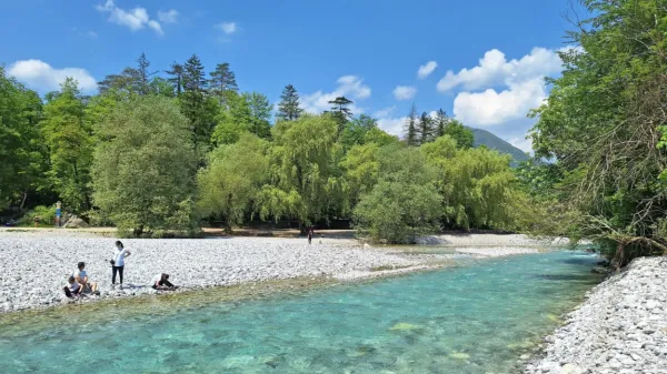          O vročinskem valu  na Primorskem govorimo, ko je    tri dni   
povprečna temperatura nad 25 stopinj Celzija.