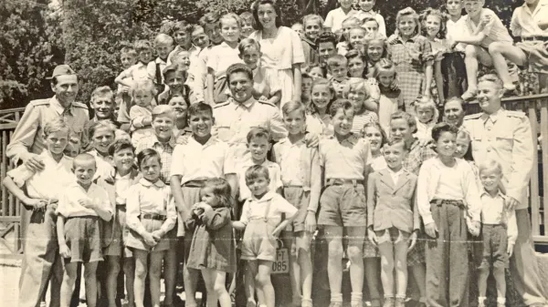 Otroci s predstavniki Vojaške uprave cone B STO (SI PAK 344)