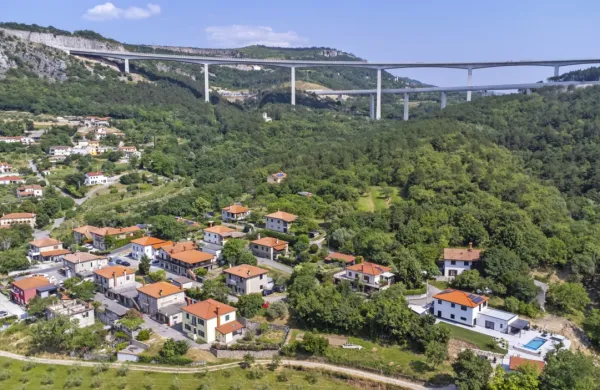 V vasi Gabrovica pod črnokalskim viaduktom so koprskemu županu predali zahtevo za odcepitev iz Krajevne 
skupnosti Črni Kal in ustanovitev nove KS.

