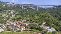 V vasi Gabrovica pod črnokalskim viaduktom so koprskemu županu predali zahtevo za odcepitev iz Krajevne 
skupnosti Črni Kal in ustanovitev nove KS.

