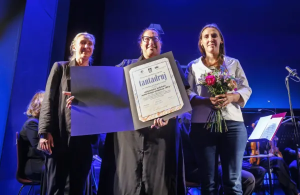 Delček kolektiva  nagrajene predstave 1973. Z leve: Helena Peršuh, 
Ana Facchini in Patrizia Jurinčič Finžgar.