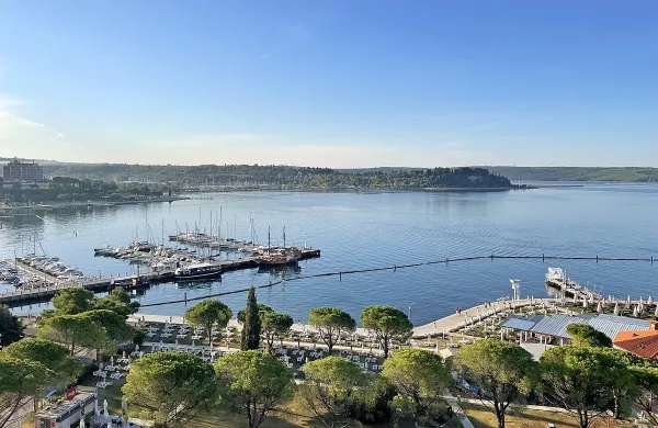 V Portorožu razgled na morje močno vpliva na ceno, a dolgoročni 
najem v poletni sezoni pogosto izpodrinejo turisti in kratkoročna 
oddaja. 