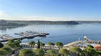 V Portorožu razgled na morje močno vpliva na ceno, a dolgoročni 
najem v poletni sezoni pogosto izpodrinejo turisti in kratkoročna 
oddaja. 