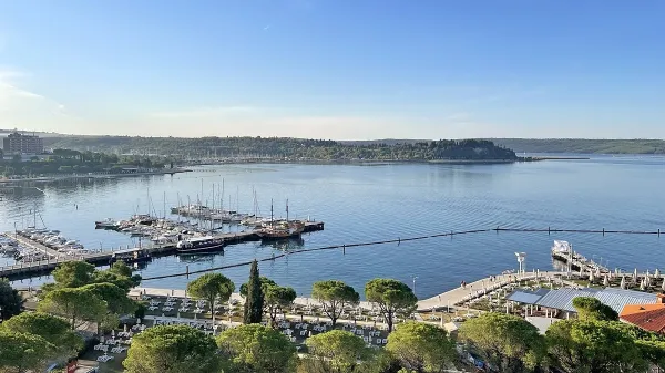 V Portorožu razgled na morje močno vpliva na ceno, a dolgoročni 
najem v poletni sezoni pogosto izpodrinejo turisti in kratkoročna 
oddaja. 