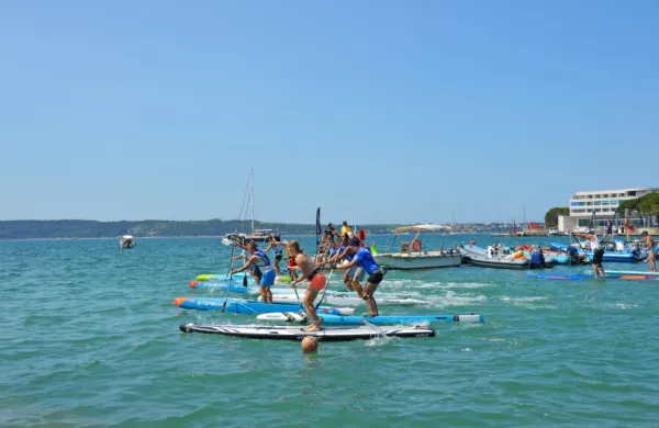 Štartna točka  državno prvenstva v deskanju z veslom:  Center  
vodnih športov na Bernardinu.  