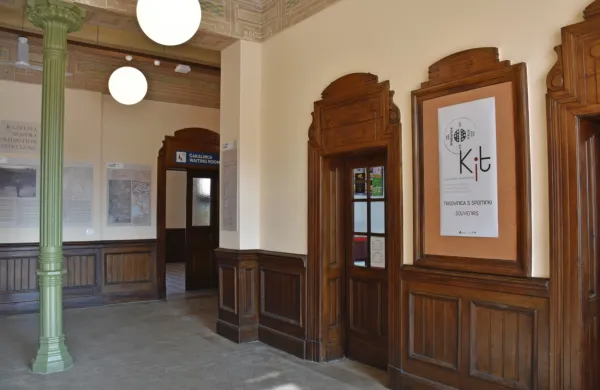 Kulturno informacijska točka v veži železniške postaje ima bolj 
uradniški (ob delavnikih se zapre ob 16., ob vikendih pa ob 12. uri) 
kot turistični urnik.