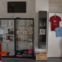 V točki so ob informativnem gradivu naprodaj še spominki in 
umetniški ter umetno obrtni izdelki lokalnih ustvarjalcev.

