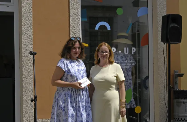 Julija Kaja Hrovat (levo) in podžupanja Mateja Hrvatin Kozlovič