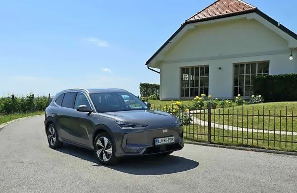  

 Vozilo je že na voljo pri enajstih pooblaščenih prodajalcih geely po 
Sloveniji.