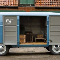 Večino tovora so v tistih časih nalagali preko široke stranske 
odprtine s krilnimi vrati.