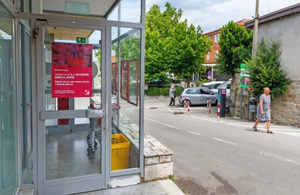 Obvestilo, ki krajane obvešča, da bodo odslej morali po nakupih v 
sosednje kraje.