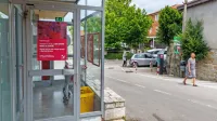 Obvestilo, ki krajane obvešča, da bodo odslej morali po nakupih v 
sosednje kraje.
