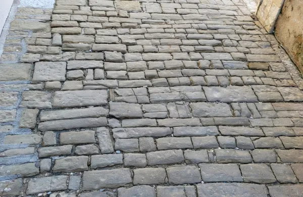 Ulični tlak ob cerkvi Marije zdravja na Punti v Piranu, ki se je 
ohranil v avtentični podobi.