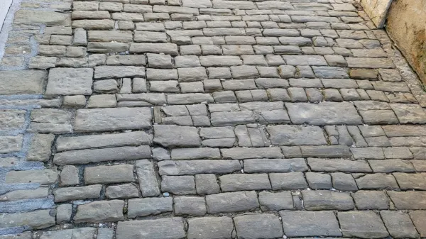 Ulični tlak ob cerkvi Marije zdravja na Punti v Piranu, ki se je 
ohranil v avtentični podobi.