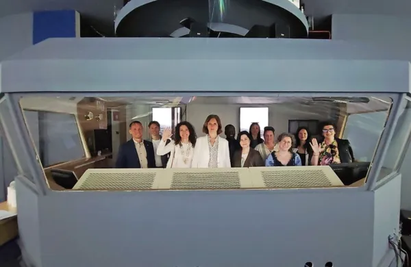 Udeleženci mednarodnega projektnega sestanka na mostu navigacijskega simulatorja Pomorske fakultete Univerze na Reki 27. 
aprila 2025