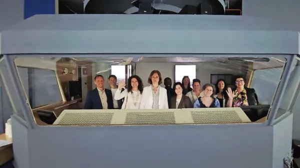 Udeleženci mednarodnega projektnega sestanka na mostu navigacijskega simulatorja Pomorske fakultete Univerze na Reki 27. 
aprila 2025