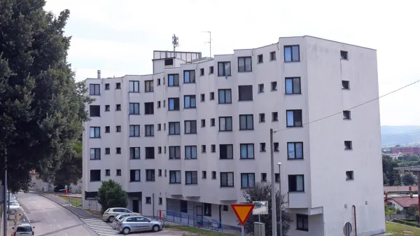Bivalna stiska študentov je velika. V Ljubljani najem enosobnega 
stanovanja na zasebnem najemnem trgu stane med 650 in 700 
evri, na Primorskem okoli 100 evrov manj, v Mariboru pa od 300 do 
450 evrov. 