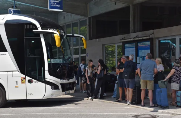 Nova Gorica in večji kraji so danes dobro in pogosto povezani, 
avtobusi proti podeželju pa ostajajo redki.