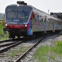 Z novim šolskim letom naj bi vlak iz Nove Gorice na križišču v Prvačini zavijal tudi na desni tir  in vozil po 
njem vse do Ajdovščine.