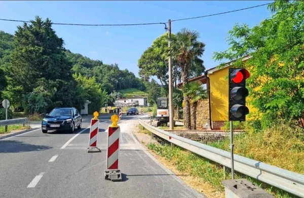 Semafor zaradi gradbenih del  v dolini Dragonje vsak dan povzroča 
neizmerne zastoje. 