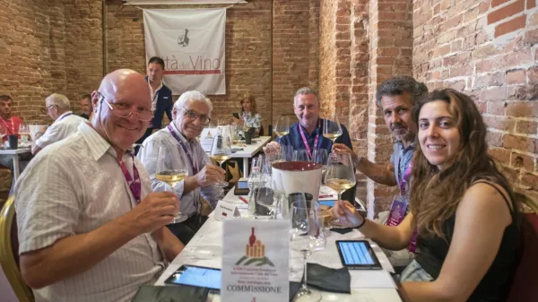 Na mednarodnem ocenjevanju vin združenja Citta del Vino je bil v eni od mednarodnih komisij tudi naš sodelavec Toni Gomišček 
(prvi z desne). 

