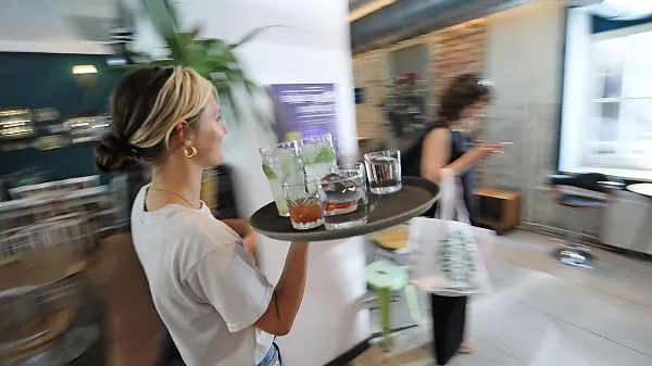 Študentje največ del opravijo na področjih administracije, gostinstva, prodaje in turizma (fotografija je 
simbolična). 

