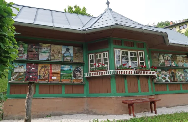 Stoletnica velikega meščanskega čebelnjaka, ki ga je dal postaviti trgovec 
s čipkami, je v Medeni preplet povezala 43. festival idrijske čipke.