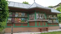 Stoletnica velikega meščanskega čebelnjaka, ki ga je dal postaviti trgovec 
s čipkami, je v Medeni preplet povezala 43. festival idrijske čipke.