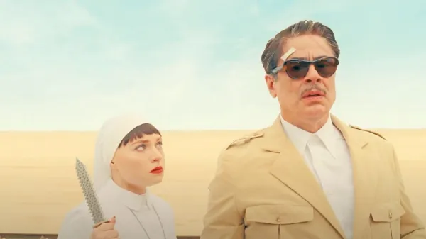 Odlično uigrani novi duo Wesa Andersona - Mia Threapleton in 
Benicio del Toro v Feničanski spletki