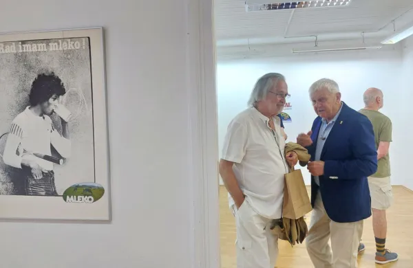 Jani Bavčer (levo) na odprtju razstave s kolegom Oskarjem 
Kogojem
