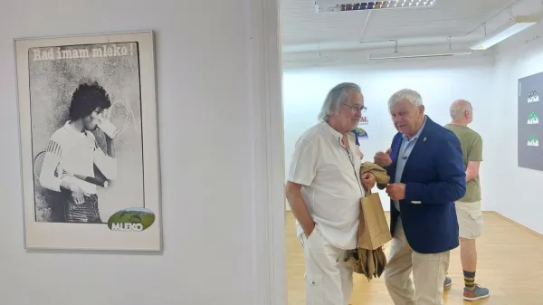 Jani Bavčer (levo) na odprtju razstave s kolegom Oskarjem 
Kogojem